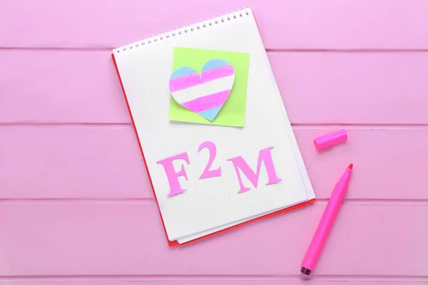 Caderno Com Coração Papel Abreviatura F2M Sobre Fundo Madeira Colorido — Fotografia de Stock