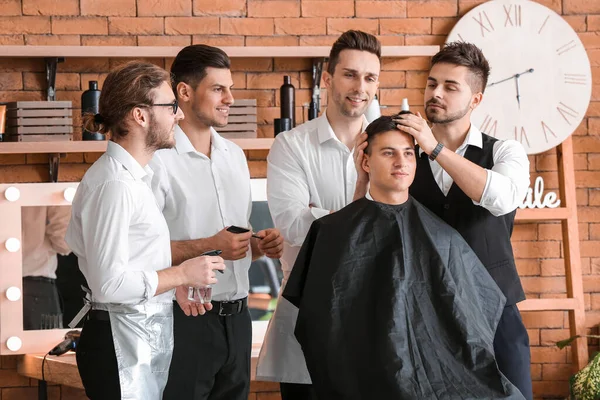 Profesjonalny Fryzjer Uczy Młodych Mężczyzn Salonie — Zdjęcie stockowe