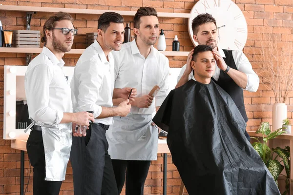 Coiffeur Professionnel Enseignant Aux Jeunes Hommes Dans Salon — Photo