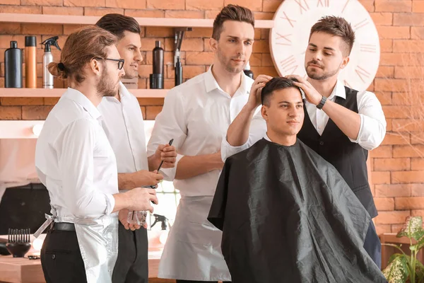 Profesjonalny Fryzjer Uczy Młodych Mężczyzn Salonie — Zdjęcie stockowe