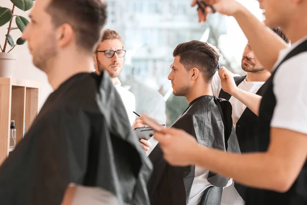 Jeunes Hommes Lors Cours Professionnels Dans Salon Coiffure — Photo