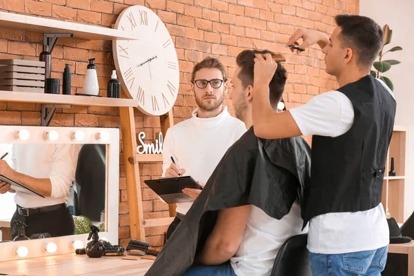 Young Man Professional Hairdresser Model Courses Salon — Stock Photo, Image