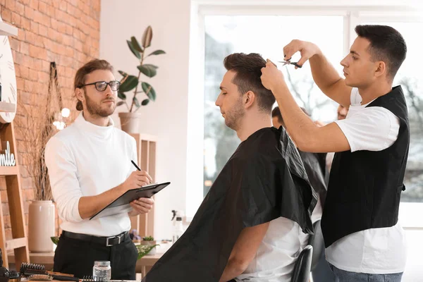 Young Man Professional Hairdresser Model Courses Salon — Stock Photo, Image