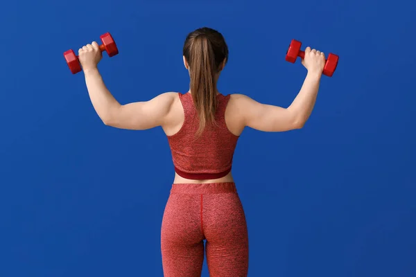 Femme Musculaire Sportive Avec Haltères Sur Fond Couleur — Photo