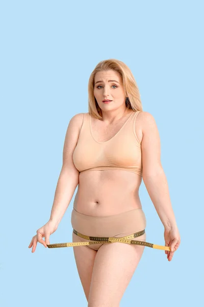 Traurige Übergewichtige Frau Mit Maßband Auf Farbigem Hintergrund Konzept Zur — Stockfoto