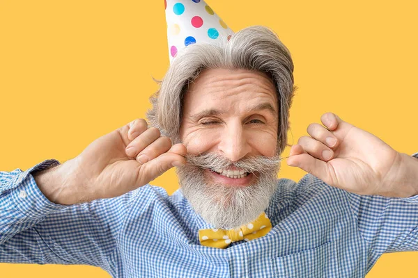 Senior Świętuje Urodziny Tle Koloru — Zdjęcie stockowe