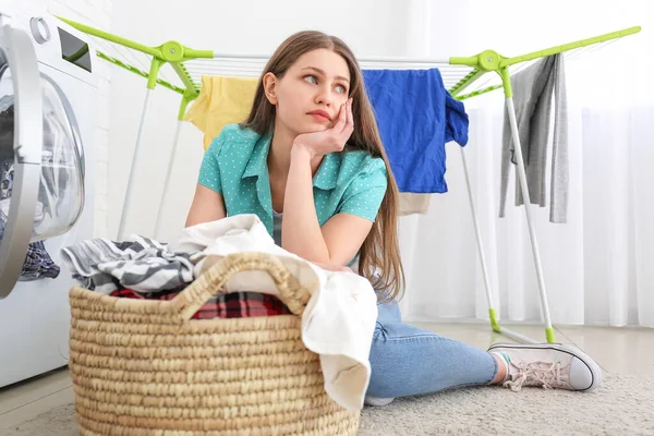 Droevige Vrouw Doet Badkamer — Stockfoto