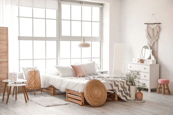 Interieur Van Mooie Moderne Slaapkamer Met Lentebloemen — Stockfoto