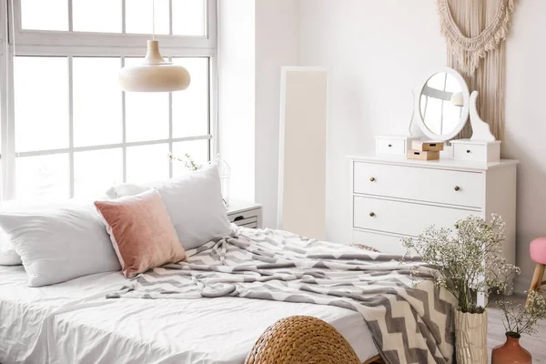 Interior Hermoso Dormitorio Moderno Con Flores Primavera — Foto de Stock