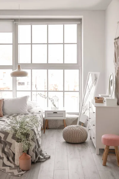 Interior Hermoso Dormitorio Moderno Con Flores Primavera — Foto de Stock