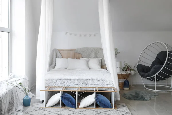 Interieur Van Mooie Moderne Slaapkamer Met Lentebloemen — Stockfoto