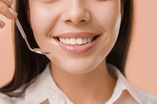 Vacker Ung Kvinna Med Tandläkare Spegel Färg Bakgrund Närbild Stockbild