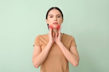 Arka planda tiroit bezi sorunu olan genç bir kadın.