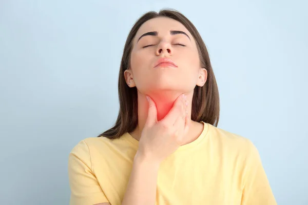 Mujer Joven Revisando Glándula Tiroides Fondo Color — Foto de Stock