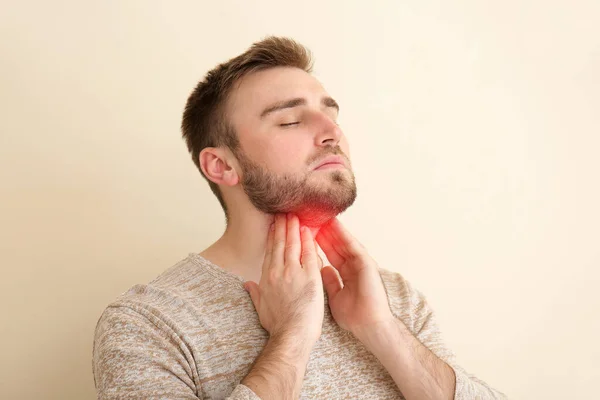 Jeune Homme Vérifiant Glande Thyroïde Sur Fond Couleur — Photo