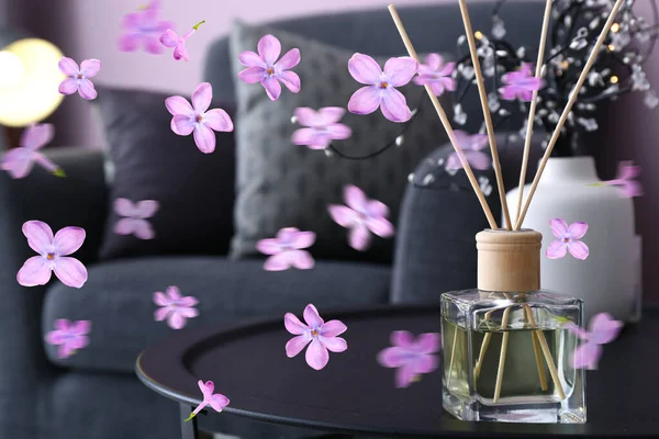 Floraler Schilfrohrdiffusor Auf Dem Tisch Zimmer — Stockfoto