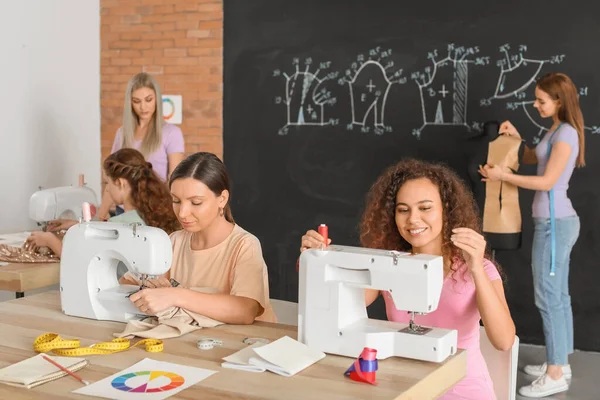 Jonge Vrouwen Tijdens Kleermakersklas Atelier — Stockfoto