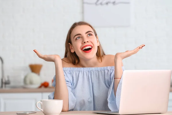 Hermosa Mujer Joven Con Portátil Cocina — Foto de Stock