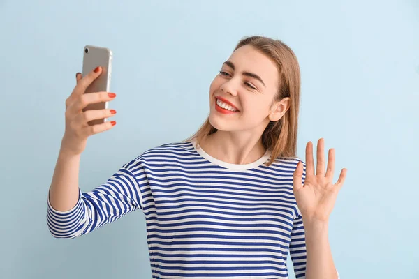 Schöne Junge Frau Macht Selfie Auf Farbigem Hintergrund — Stockfoto