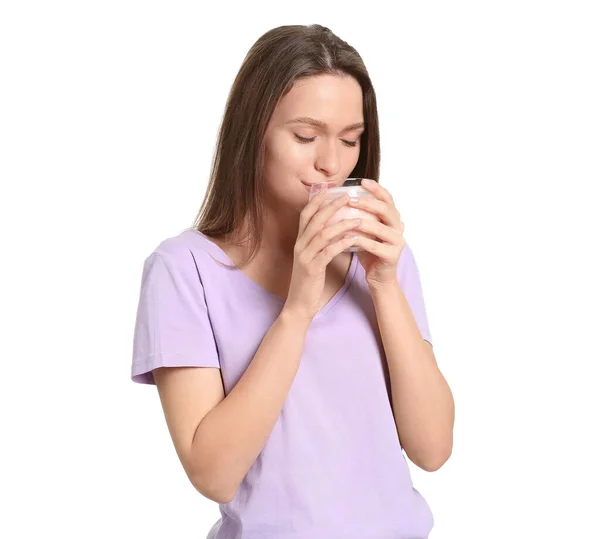 Beyaz Arka Planda Lezzetli Yoğurt Yiyen Genç Bir Kadın — Stok fotoğraf