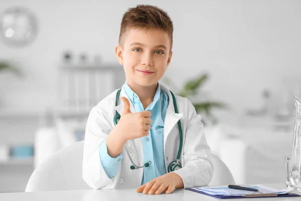 可爱的小医生在诊所表现出大拇指向上的姿势 — 图库照片