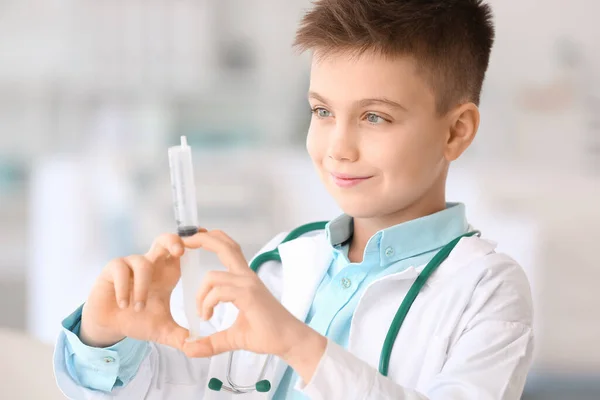 Schattig Doktertje Met Spuit Kliniek — Stockfoto