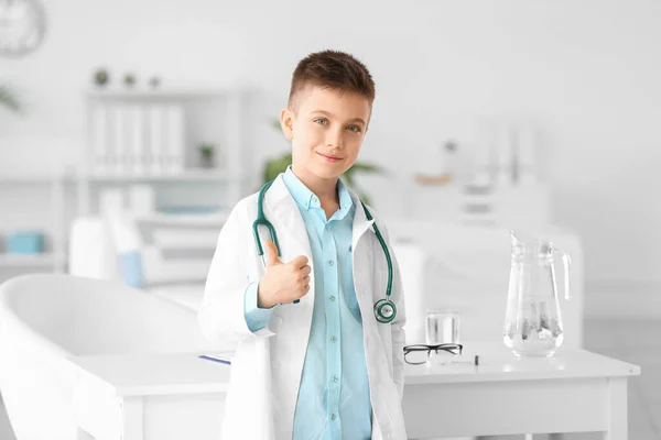 Милый Маленький Доктор Показывает Большой Палец Вверх Жест Клинике — стоковое фото