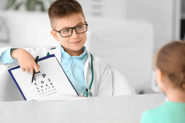 Lindo Pequeño Médico Trabajando Con Paciente Clínica — Foto de Stock