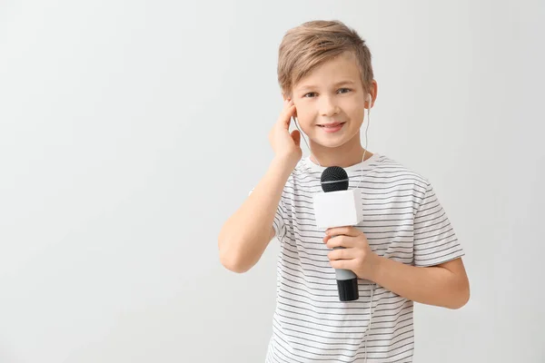 Petit Journaliste Avec Microphone Sur Fond Blanc — Photo