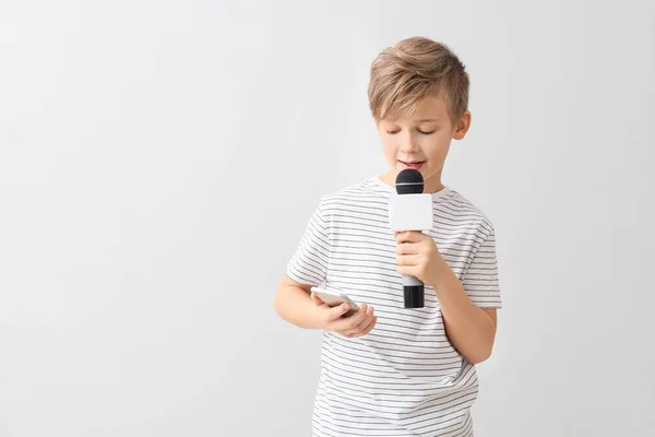 Piccolo Giornalista Con Microfono Cellulare Sfondo Bianco — Foto Stock