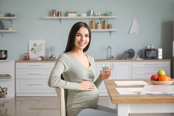 Красивая Беременная Женщина Пьет Воду Кухне — стоковое фото