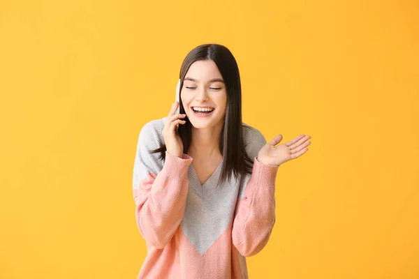 Όμορφη Νεαρή Γυναίκα Μιλάει Από Κινητό Τηλέφωνο Στο Φόντο Χρώμα — Φωτογραφία Αρχείου