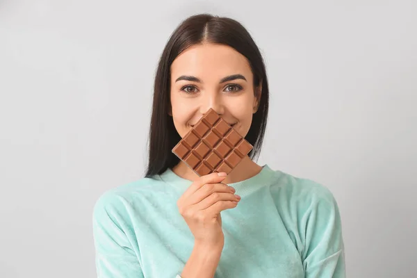 Mulher Bonita Com Chocolate Saboroso Fundo Claro — Fotografia de Stock
