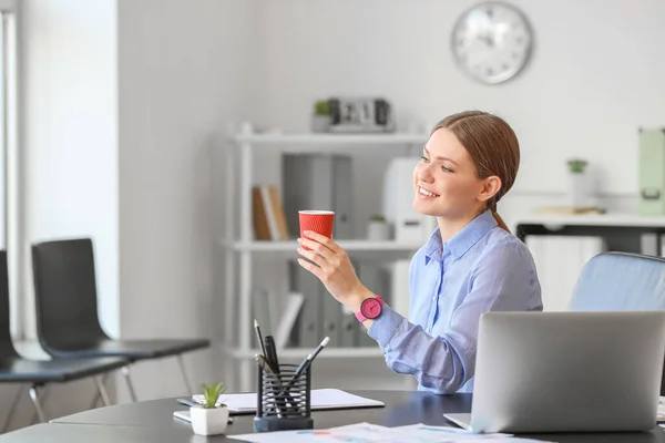 Young Woman Drinking Coffee Office — Stock Photo, Image