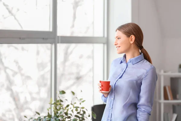 Mujer Joven Bebiendo Café Oficina — Foto de Stock