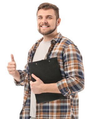 Beyaz arka planda parmak izini gösteren belgeleri olan bir erkek kamyon şoförü.