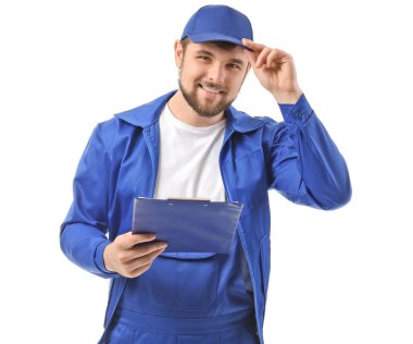 Beyaz arkaplanı olan bir erkek kamyon şoförü.