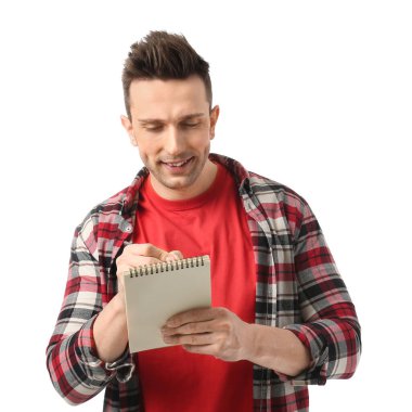 Beyaz arka planda not defteri olan erkek kamyon şoförü