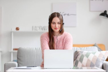 Evde çalışan kadın teknik destek ajanı