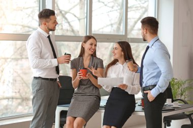 İş yerinde kahve içen meslektaşlar.