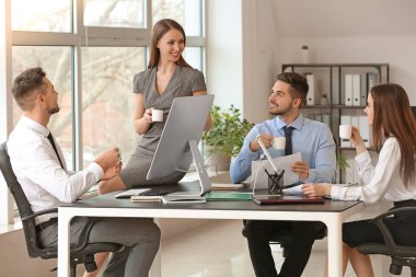 İş yerinde kahve içen meslektaşlar.