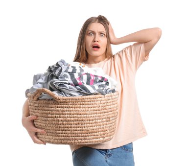 Beyaz arka planda kirli çamaşırları olan sorunlu bir kadın.