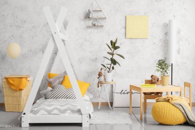 Rahat yataklı, modern çocuk odası.