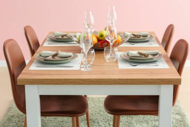 Modern yemek odasının içi.