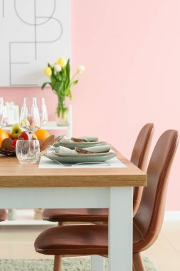 Modern yemek odasının içi.