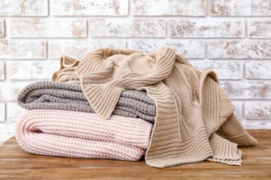 Masada yumuşak, sıcak ekose kumaşlar.