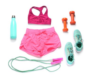 Beyaz arka planda spor kıyafetleri ve aksesuarlar