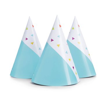 Beyaz arka planda parti şapkaları