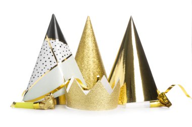 Beyaz arka planda parti şapkaları ve dekorları