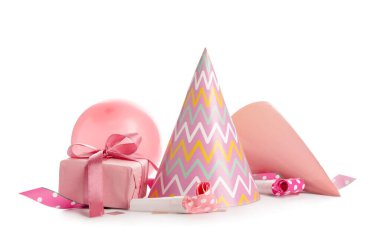 Parti şapkaları, dekorasyon ve hediye beyaz arka planda